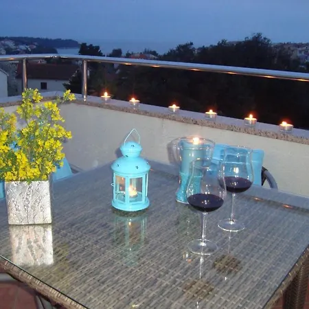 Apartments Villa Holiday شقة