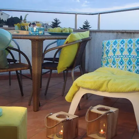 Apartments Villa Holiday شقة
