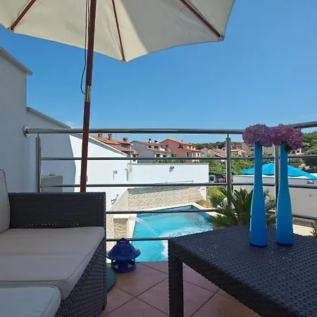 Apartments Villa Holiday شقة